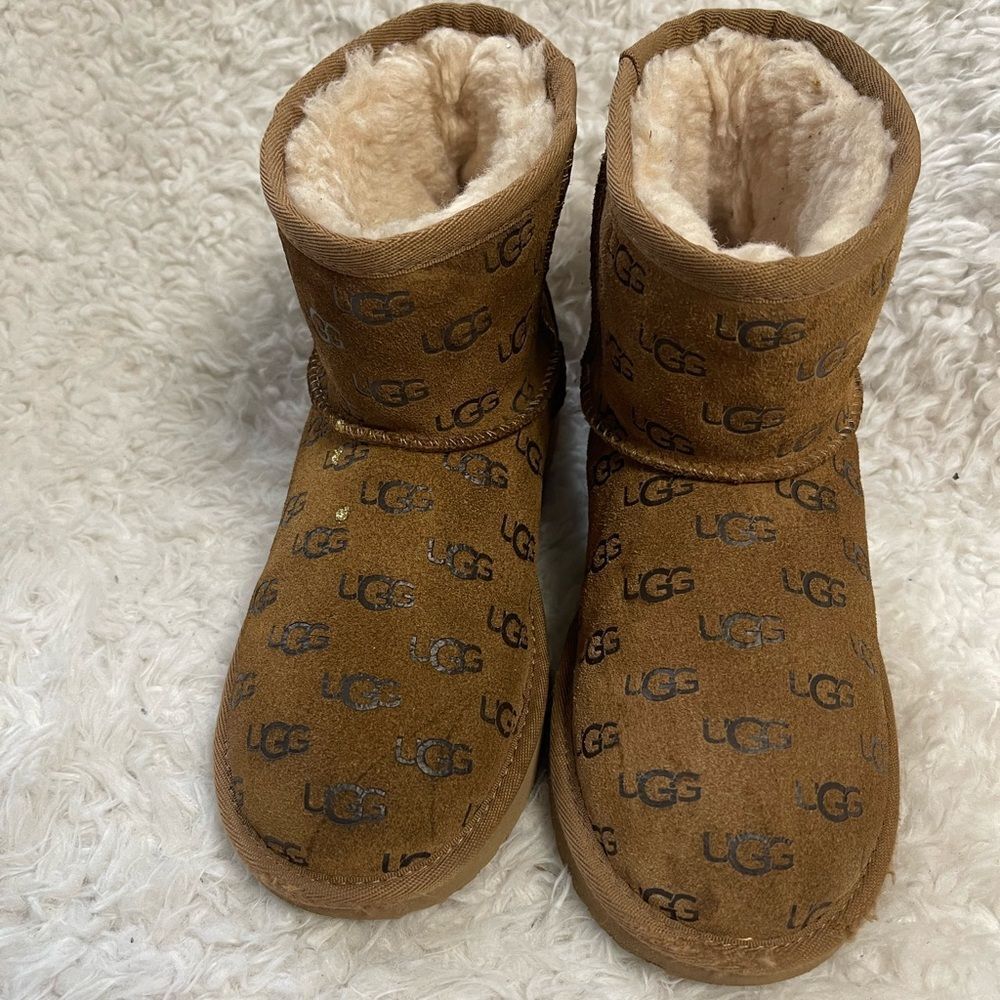 UGG Classic Mini II Embossed Chestnut Suede Sheepskin Lined Ankle Boots girl SZ4